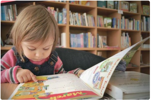 幼儿在学习阅读表演