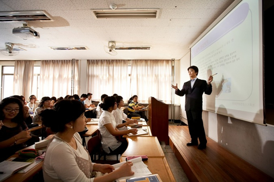 西班牙卡斯蒂利亚拉曼却大学一年制专升硕2022招生通知