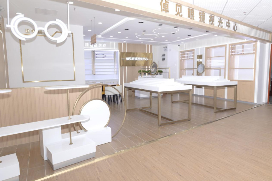 市场需求大：眼镜是一种刚需，市场需求量大，且随着现代社会对电脑和手机的依赖度越来越高，近视人群也在不断扩大，这为眼镜店提供了更多的商机。 利润空间大：眼镜的利润空间较大，一副镜片制作成本很低，但市场售价很高，少则几百元，多则上千元，因此只要销量稳定可观，可以赚取不少利润。 经营风险小：相对于其他行业，开眼镜店的投入成本较低，且经营风险较小。 技术门槛高：眼镜店需要具备一定的专业知识和技能，包括验光、配镜、调整等，这使得竞争对手不易进入该领域。 客户黏性强：眼镜是一种需要定期更换的商品，而且消费者通常会选择自己熟悉的眼镜店进行购买，因此开眼镜店可以积累一定的客户群体，提高客户黏性。 多元化销售模式：现代社会对眼镜的需求已经不再局限于单纯的近视矫正，而是向多元化、个性化的方向发展。因此，开眼镜店可以采取多种销售模式，如定制服务、套餐销售等，以满足不同消费者的需求。 行业规范性强：眼镜店需要遵守相关法律法规和行业标准，如验光师资质认证、产品质量标准等。这些规范使得开眼镜店更加正规化和专业化。 拓展机会多：随着消费升级和人们对健康的关注度不断提高，眼镜行业的发展前景非常广阔。开眼镜店可以通过连锁经营、加盟等方式扩大规模和拓展市场。