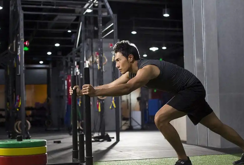 健身教练培训机构，健身教练学习，健身器材使用，健身课程设置