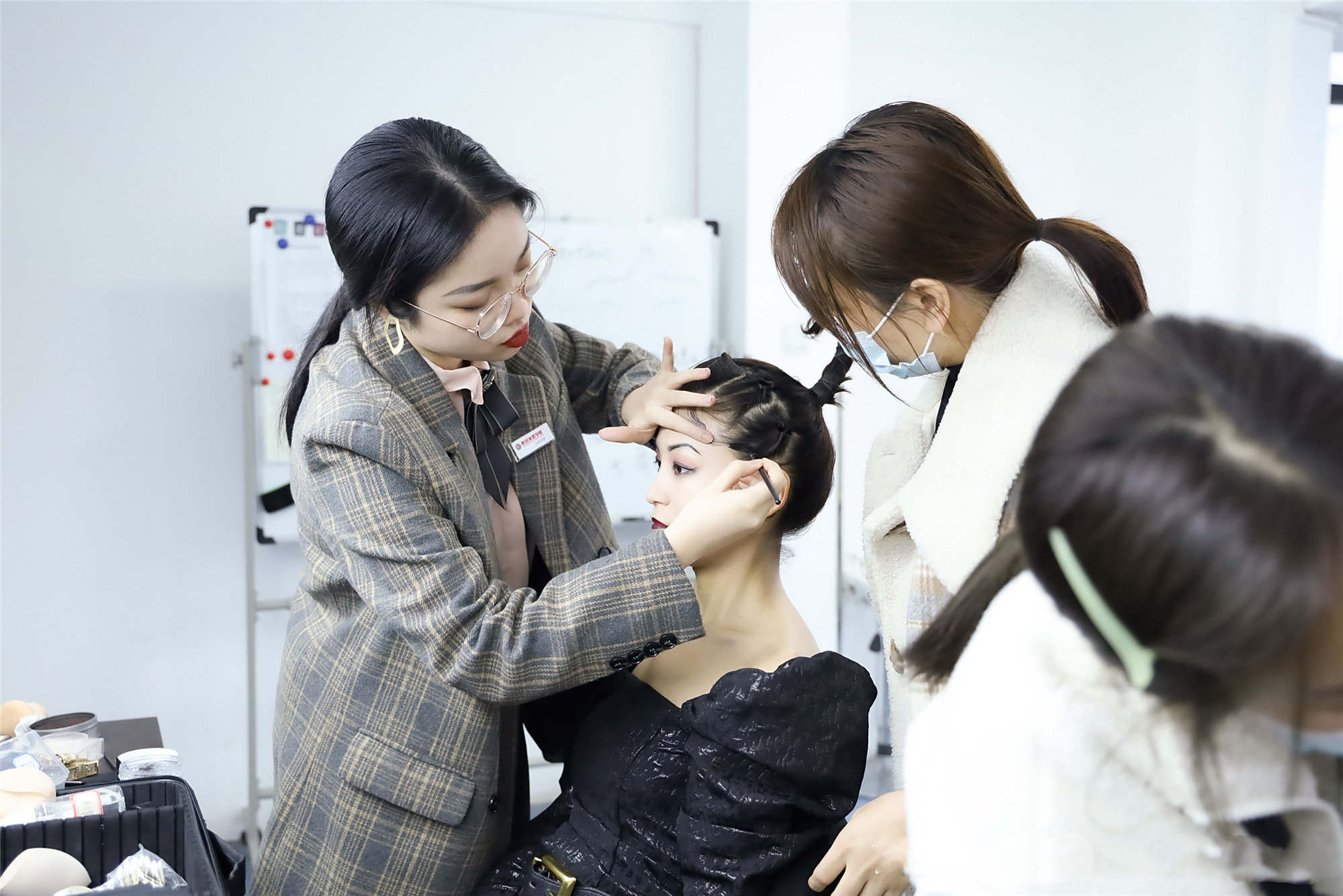 不同化妆师岗位薪资前景