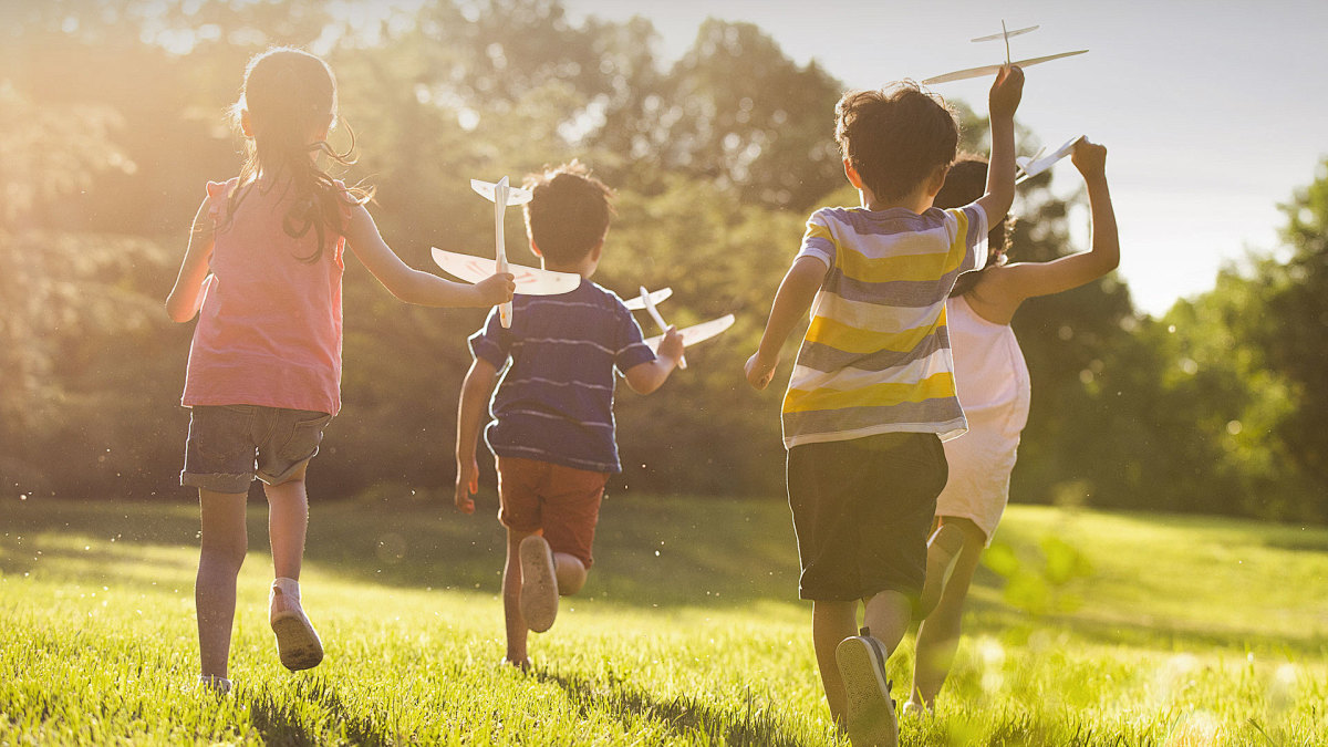 STAR System 课程优势 1、家庭训练：我们的治疗师会为家长提供详细的训练指导，帮助家长在日常生活中与孩子进行有效的语言互动。通过家庭训练，孩子能够在熟悉和舒适的环境中不断练习言语技能，巩固所学内容。  2、多情境教学：孩子的语言能力需要在多种情境中得到锻炼和提升。东方启音的多情境教学模式，通过模拟不同的生活场景，如购物、上课、游戏等，让孩子在实际情境中学习和运用语言。这种教学方式不仅增加了学习的趣味性，还能帮助孩子更好地理解和掌握语言的使用规则。  3、能力发展测评：在康复训练过程中，定期进行能力发展测评是必不可少的。我们的专业团队会根据孩子的具体表现，进行全面、科学的能力发展测评。通过测评，我们可以准确了解孩子在言语、认知、社交等方面的发展水平，为制定个性化的训练方案提供依据。  4、个性化训练方案：东方启音为每个孩子制定个性化的训练方案。根据孩子的测评结果和家庭需求，我们的治疗师会精心设计训练内容和方法。个性化的训练方案能够确保孩子在最适合自己的节奏下进行康复训练，取得最佳效果。  5、趣味发音游戏：对于孩子来说，学习过程中的趣味性至关重要。东方启音的趣味发音游戏，将语言训练与游戏相结合。通过有趣的游戏活动，孩子在轻松愉快的氛围中学习发音和语言表达。这种教学方式不仅能够激发孩子的学习兴趣，还能提高他们的参与度和学习效果。  6、集中式训练：集中式训练是东方启音课程的一大特色。在集中式训练中，孩子会在短时间内接受高强度的言语康复训练。这种训练模式能够快速提升孩子的言语能力，帮助他们在短时间内取得显著进步。同时，集中式训练也为孩子提供了一个与其他孩子交流互动的机会，有助于提高他们的社交能力。  上海儿童社交干预辅导机构十大排行榜 结束语 以上就是“广东佛山儿童言语康复训练机构10大排名榜