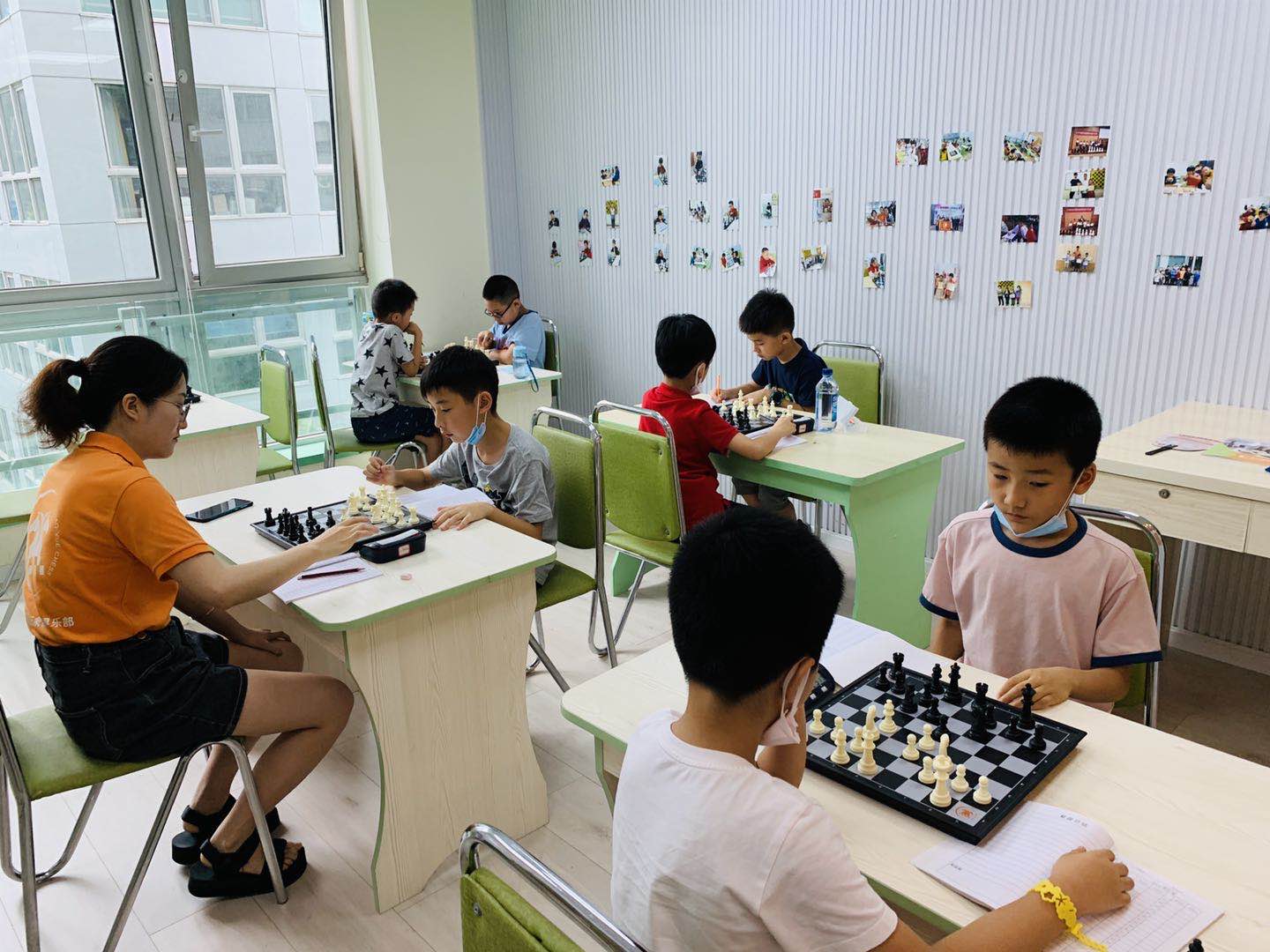 超玥国际象棋培训中心_认真上课的孩子们