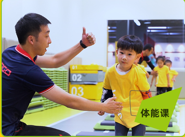 万国体育_老师指导孩子做体能训练