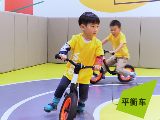 万国体育_孩子们在做体能训练