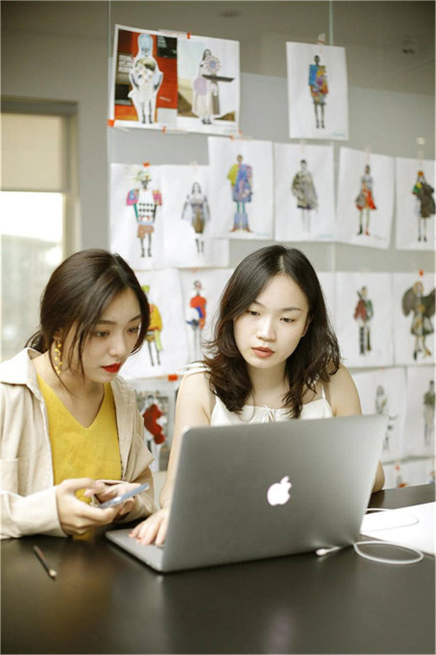 SIA国际艺术教育_老师教学生电脑绘图