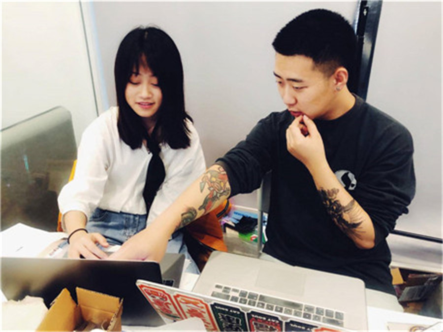 SIA国际艺术教育_老师手把手的指导学生