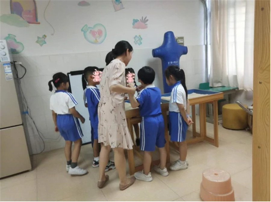 深圳海纳儿童康复中心_老师与学生互动