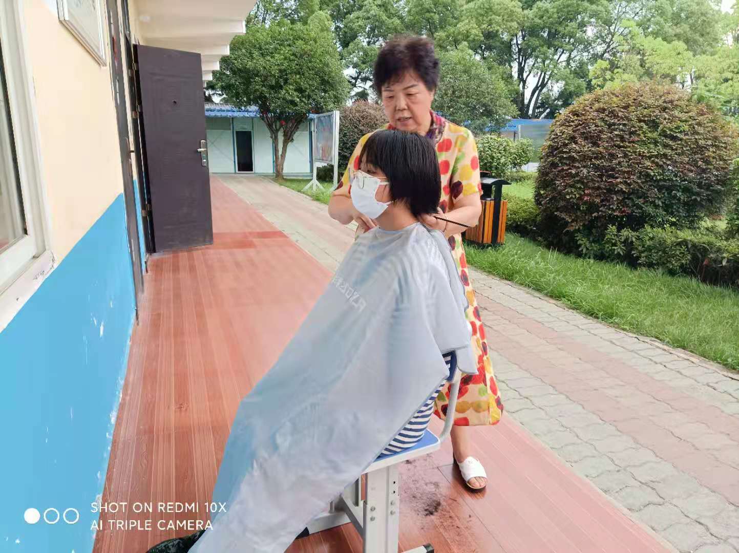 蓝天更蓝教育_为学员理发