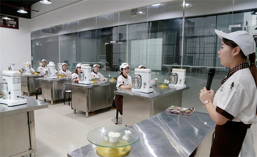 广州刘清西点培训学校_广州刘长清西点培训学校学员上课