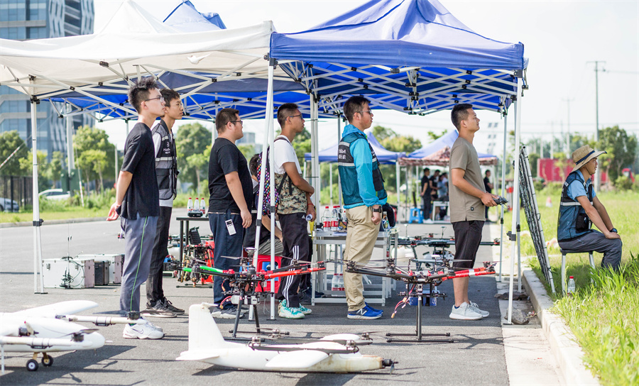 上海翰动浩翔无人机培训中心_上海翰动浩翔无人机培训中心金山校区环境室外教学