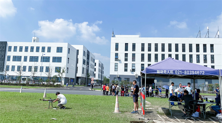 上海翰动浩翔无人机培训中心_上海翰动浩翔无人机培训中心金山校区环境室外教学