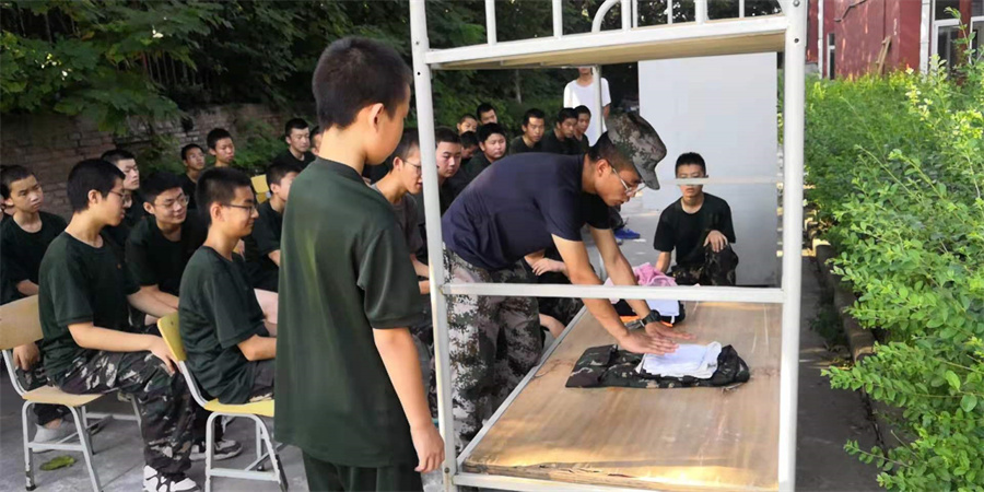 西安军事化青少年素质特训学校_整理内务