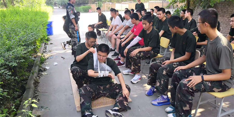 西安军事化青少年素质特训学校_逃生自救训练