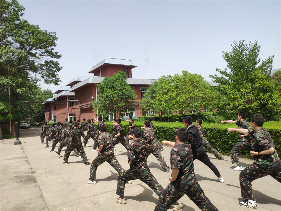 西安军事化青少年素质特训学校_军培事训练