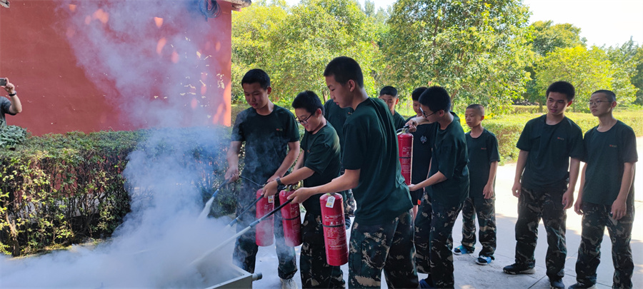 西安军事化青少年素质特训学校_逃生自救训练