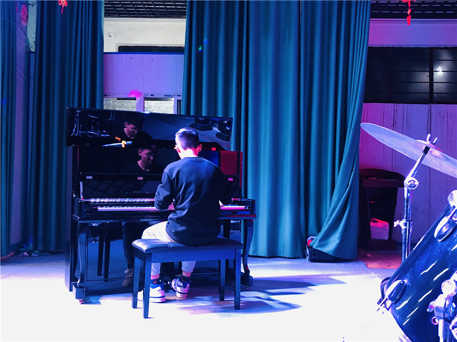 李锋教育_学生表演