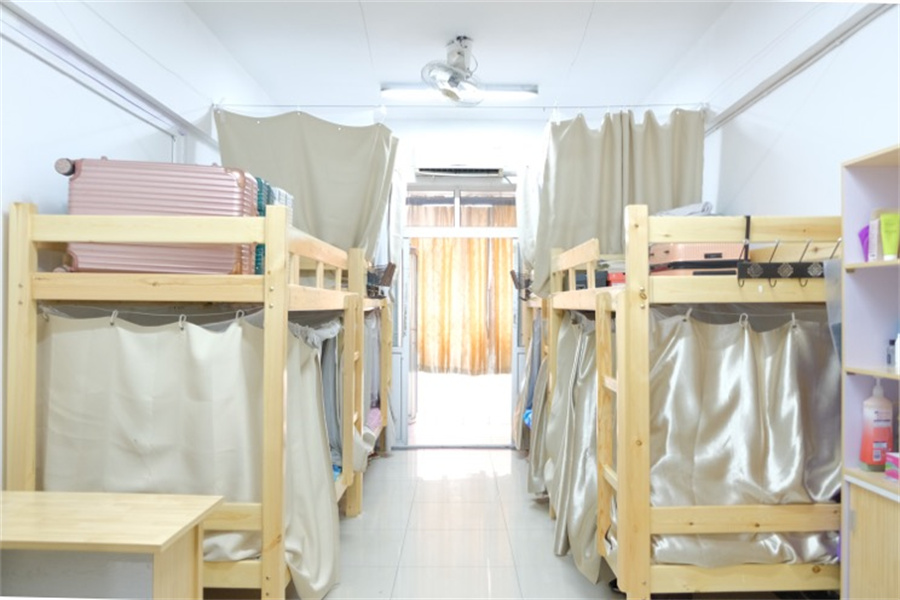 三联中复复读学校_宿舍一角