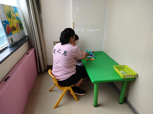 爱之翼特需儿童之家_康复老师