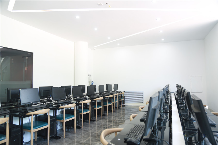 哈尔滨宏艺影视动画学校_机房
