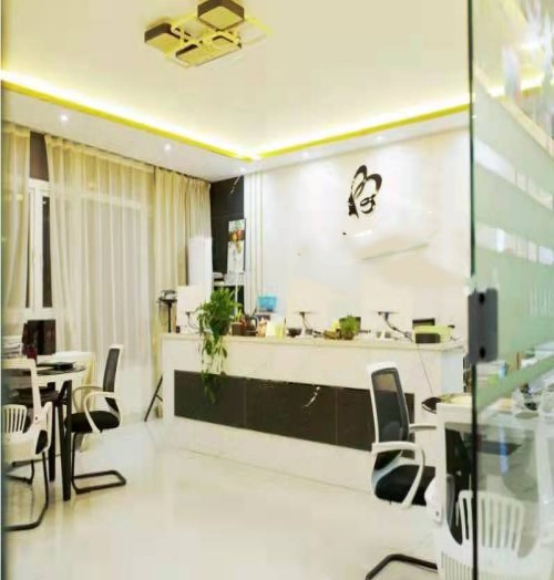 南京佰亿美容美发化妆职业技能培训学校_前台