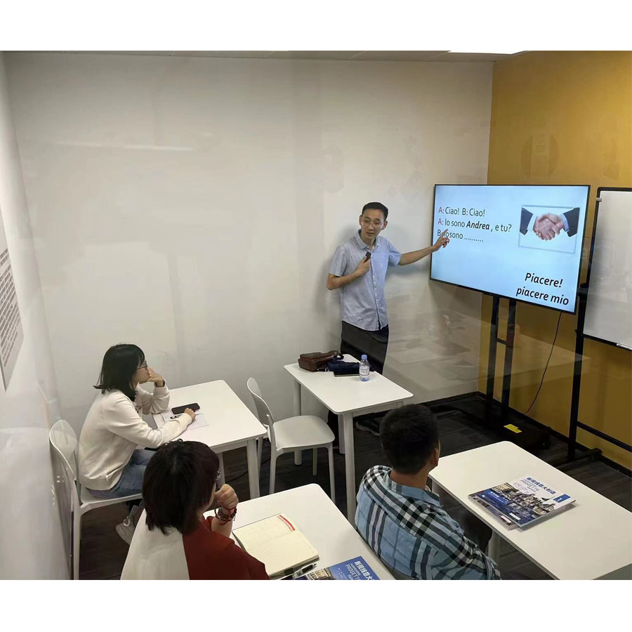 意语桥国际教育_教师授课