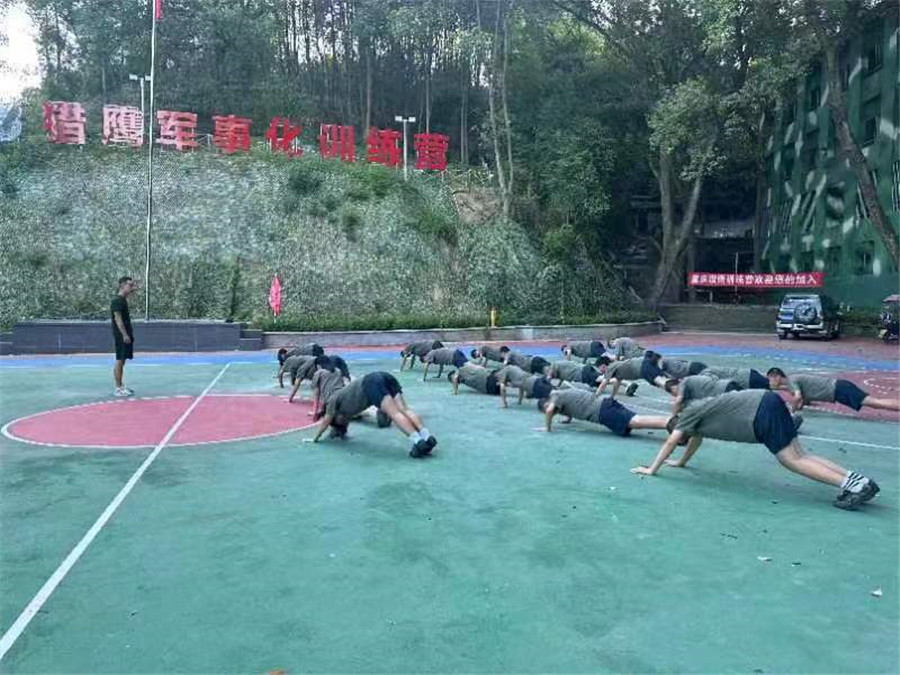 重庆猎鹰军事化素质教育_叛逆管教学校环境