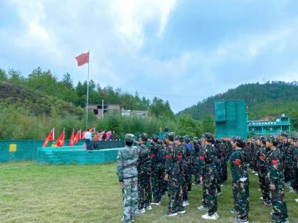 志赢成长过渡期青少年素质特训营_军训