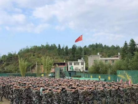 志赢成长过渡期青少年素质特训营_军训