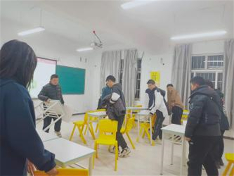 陕西学丰叛逆素质特训学校_欢快的迎新晚会