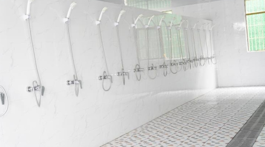 河北正苗启德特训学校_浴室环境