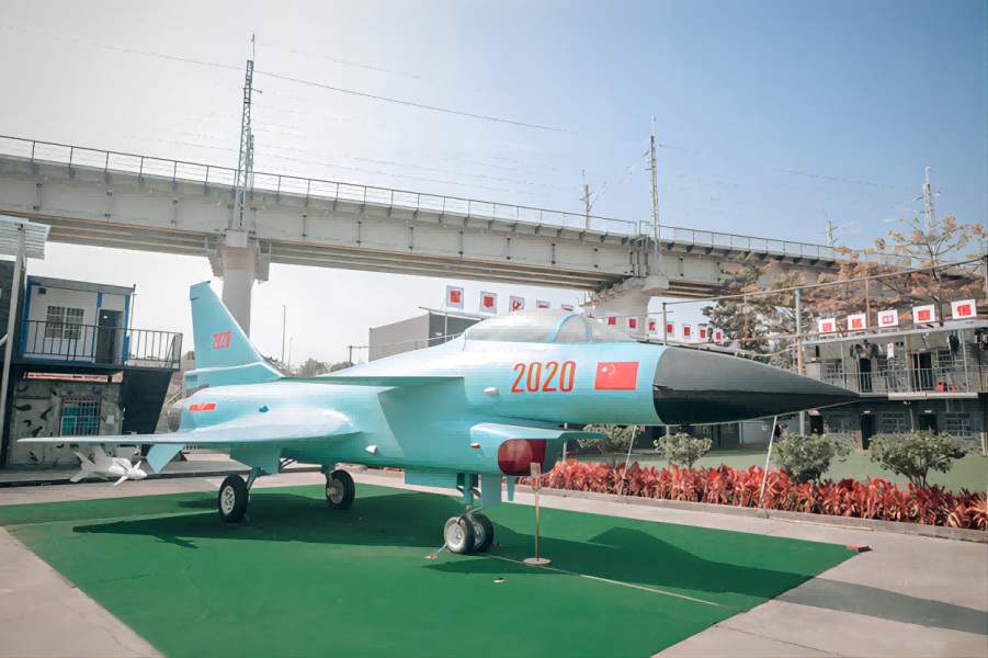 雷鹰青少年叛逆特训学校_拓展基地