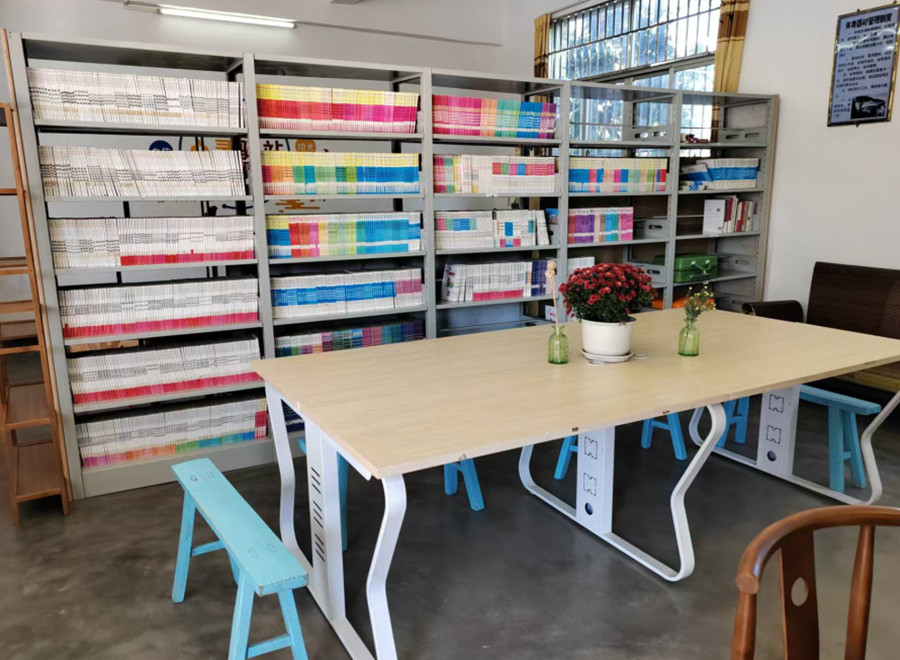 新阳光叛逆网瘾矫正学校_图书角