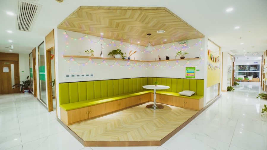 新视线小语种培训中心_咨询台