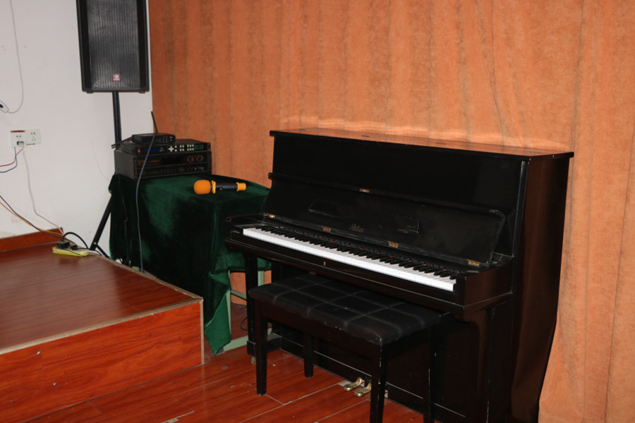 郑州红樱桃爱心教育基地_钢琴