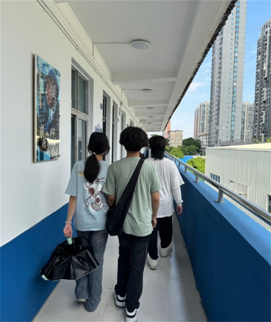 八桂弘毅高考复读学校_教室走朗