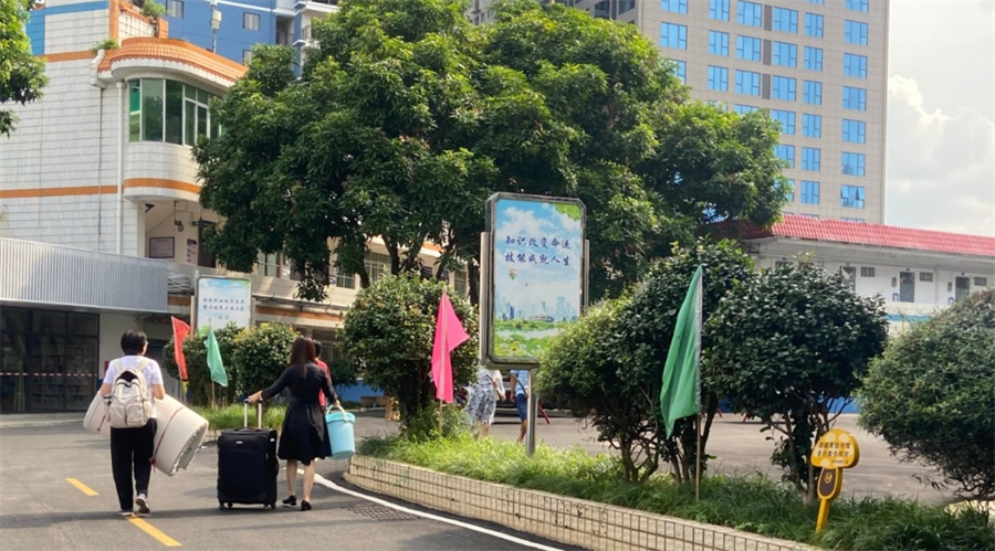 八桂弘毅高考复读学校_学生入校