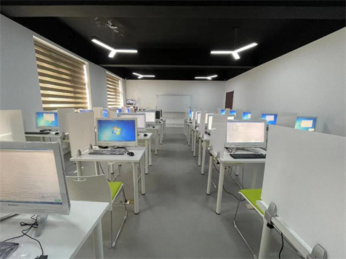 中翼翱翔无人机培训基地_无人机培训模拟飞行教室