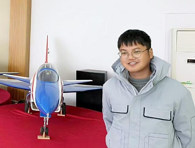 中翼翱翔无人机培训基地_米老师