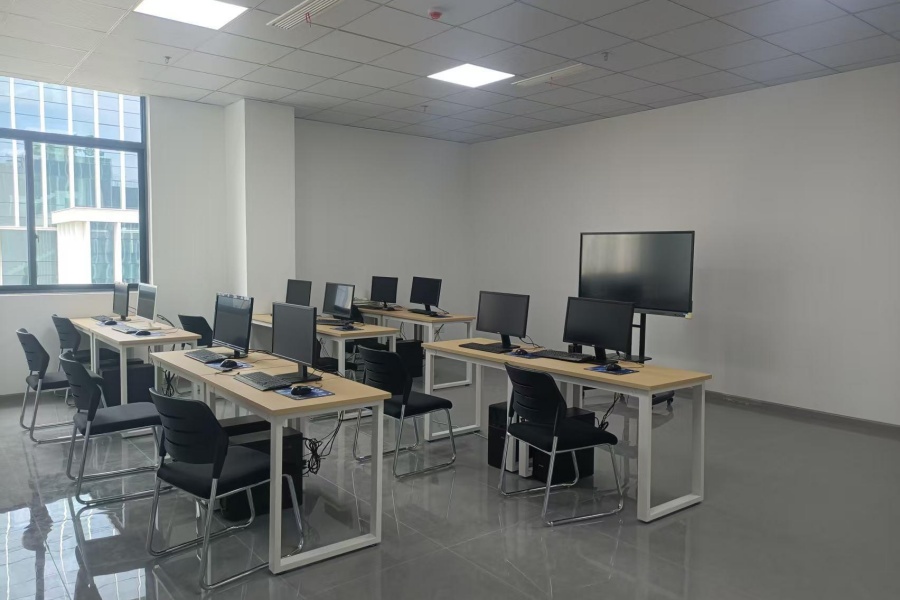 天天航空无人机培训学校_无人机执照培训机构多媒体培训室