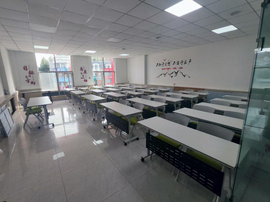 张凯公考_公务员培训机构三楼教室侧面