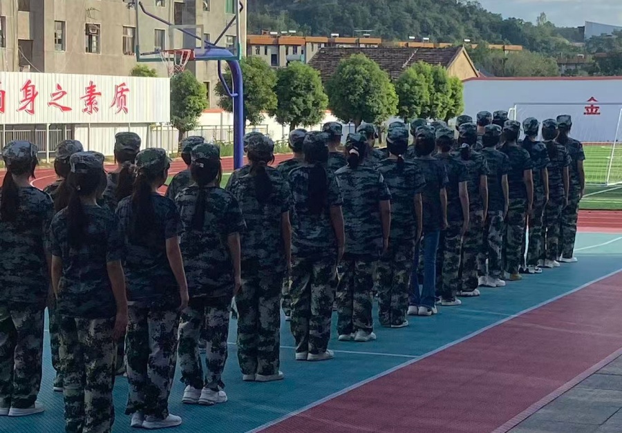 金帆国际心理教育_叛逆学校军事训练课