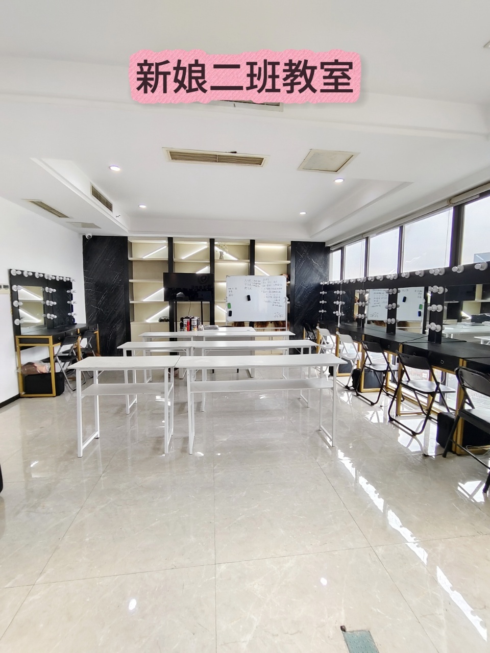 紫缘美业化妆培训学校_礼服间