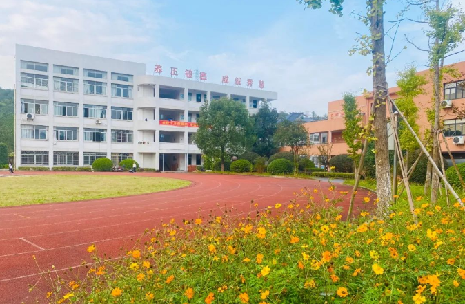 泰州青少年素质教育基地_操场