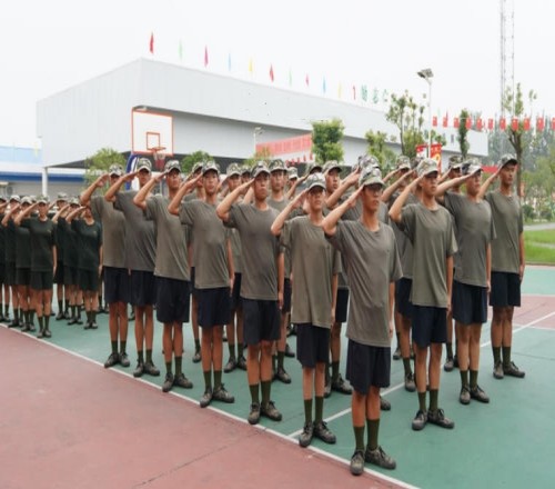 青少年心理素质成长基地_军事特训现场