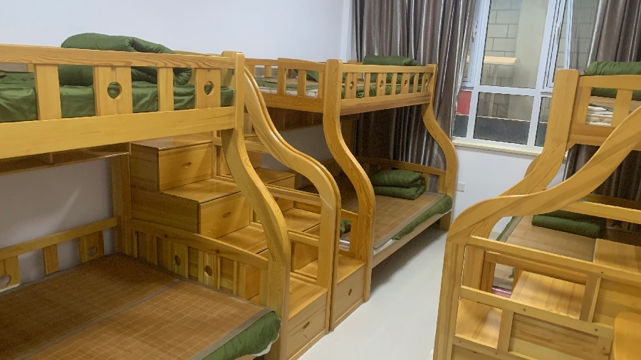 青橙艺术疗愈特训中心_叛逆学校宿舍