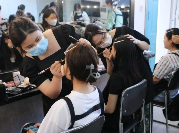 化妆培训学费高吗 女孩学化妆有前途吗